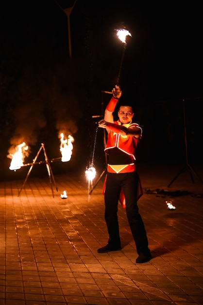 Pièces enflammées de nuit d'un spectacle de feu