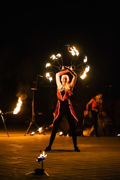 Pièces enflammées de nuit d'un spectacle de feu