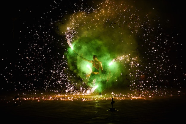 Pièces enflammées de nuit d'un spectacle de feu