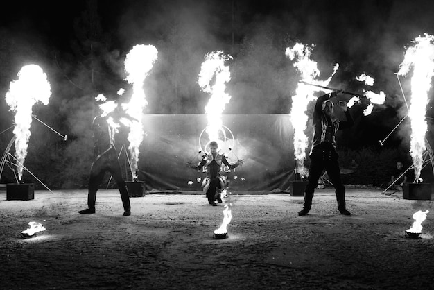 Pièces enflammées d'un spectacle de feu