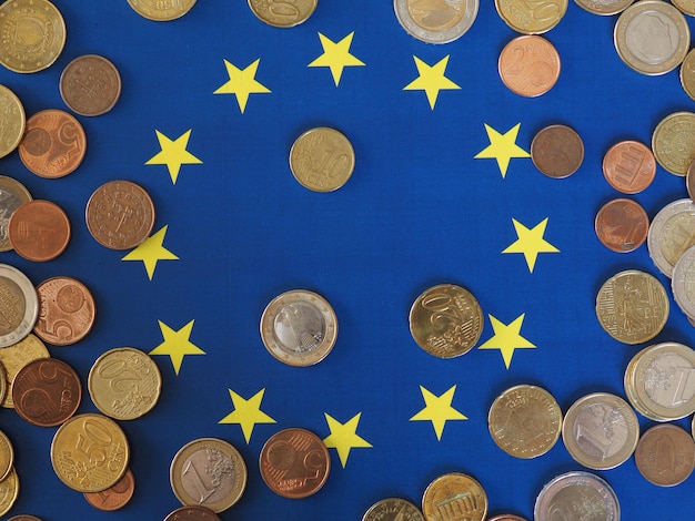 Pièces en euros (EUR), monnaie de l'Union européenne sur le drapeau de l'Europe