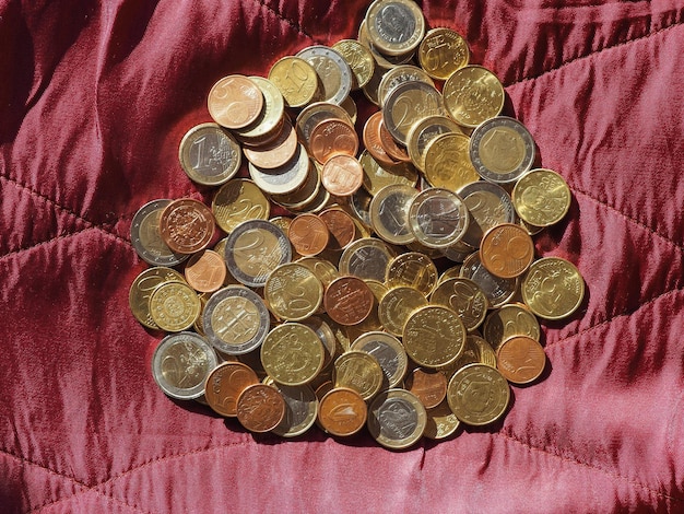 Photo pièces en euros union européenne sur fond de velours rouge