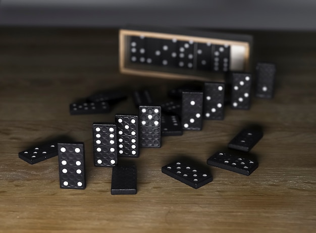 Pièces de jeu Domino sur table en bois avec coffret en bois