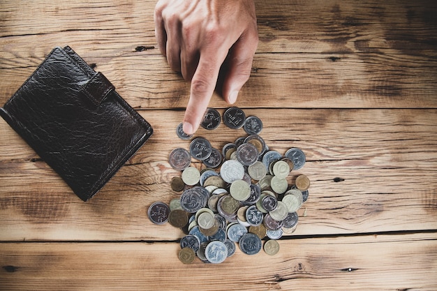 Pièces de main de l'homme avec portefeuille sur 24