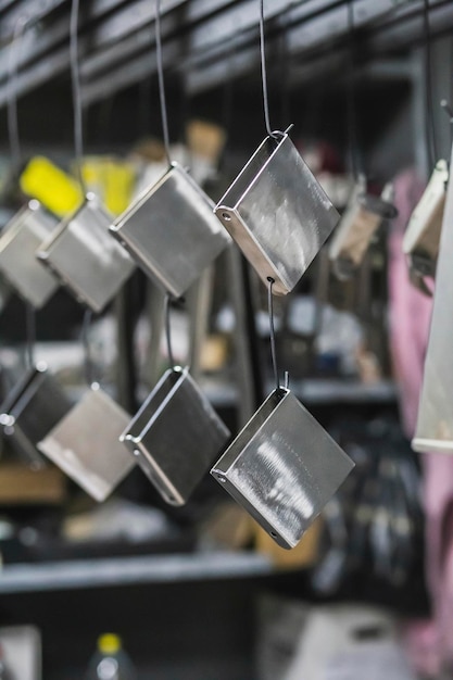 Pièces métalliques en attente de peinture en usine