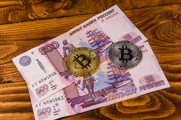 Pièces de monnaie Bitcoin sur les billets de banque russes de cinq cents roubles