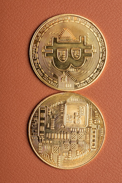 Pièces de monnaie bitcoin bitcoin placées sur une vue de dessus de fond en cuir marron