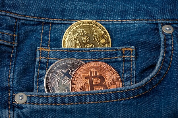 Pièces de monnaie bitcoin dans la poche de denim