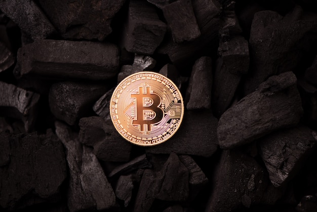 Pièces de monnaie Bitcoin sur fond de couleur or et noir. fermer
