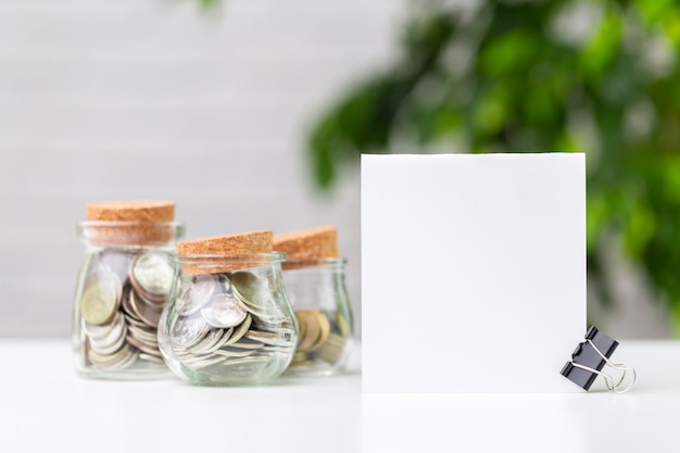 Pièces de monnaie en bouteilles de verre