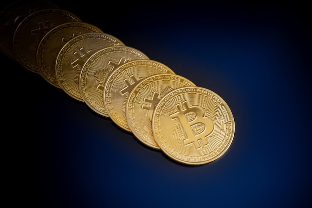 Photo pièces de monnaie de crypto-monnaie bitcoin sur fond d'écran noir