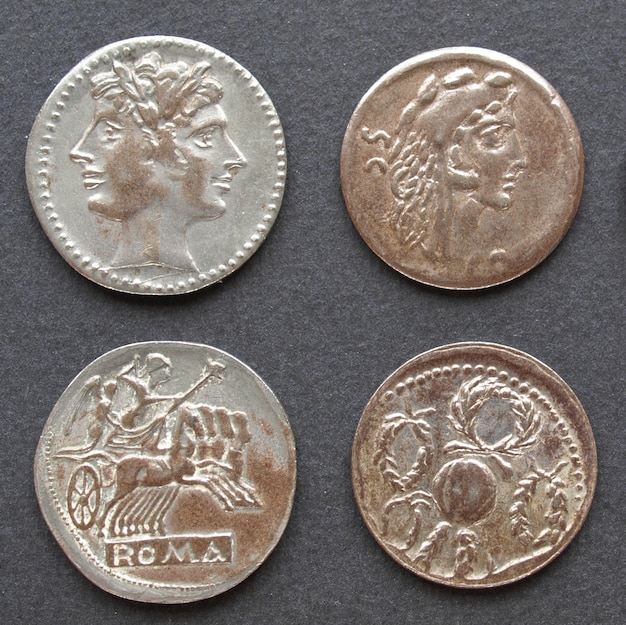 Pièces de monnaie romaines et grecques antiques