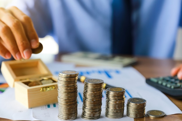 pièces de monnaie sur la table dans son bureau en concept finance, investissement, épargne et banque.