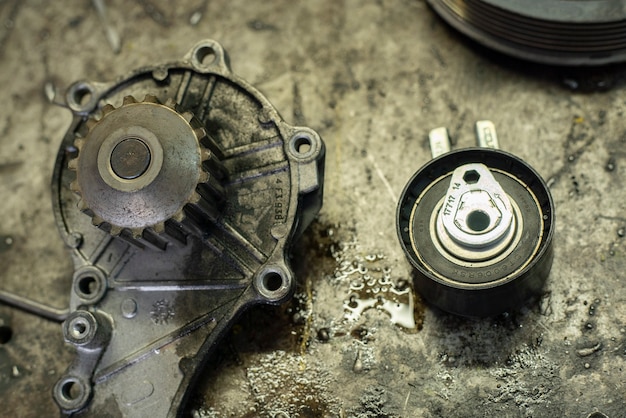 Pièces de moteur de voiture ancienne dans un banc d'atelier