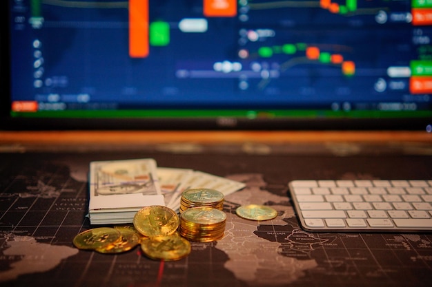 Pièces d'or Bitcoin entre les mains d'un stockiste avec un arrière-plan graphique flou Le concept de monnaie virtuelle
