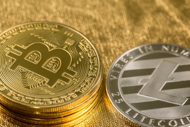 Pièces d'or de crypto-monnaie - Bitcoin, Ethereum, Litecoin sur fond de pépites d'or. Concept d'argent virtuel.