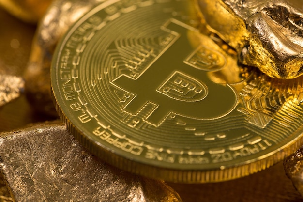 Pièces d'or de crypto-monnaie Bitcoin Ethereum Litecoin sur fond de pépites d'or