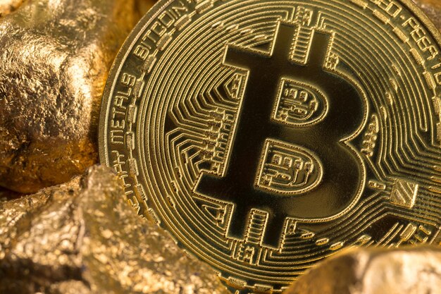 Pièces d'or de crypto-monnaie Bitcoin Ethereum Litecoin sur fond de pépites d'or