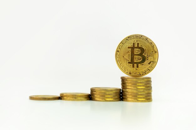 Photo les pièces d'or avec le symbole de bitcoin sur une pile de pièces sur fond blanc le concept de croissance des bénéfices de la négociation de bitcoin monnaie de bitcoin sur un fond blanc épargner de l'argent en crypto-monnaie