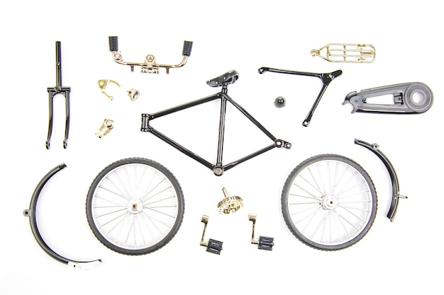 Photo pièces préfabriquées d'un modèle de vélo sur fond blanc