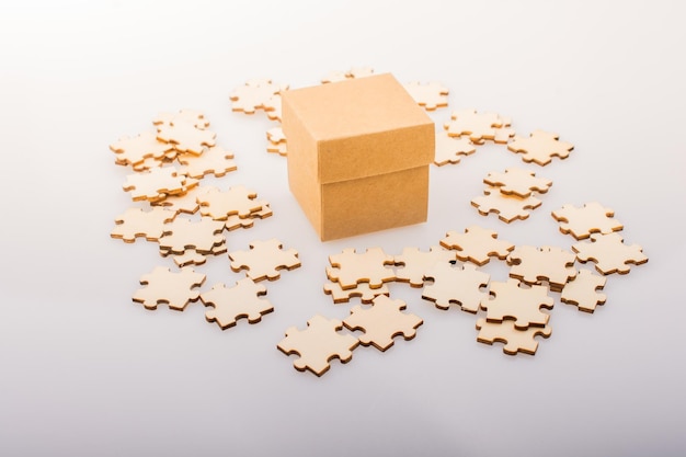 Pièces de puzzle autour de la boîte comme concept de solution de problème