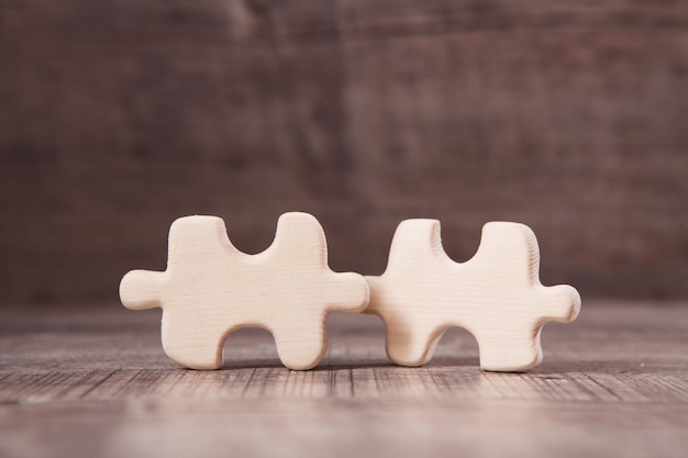 Pièces de puzzle blanches sur la table