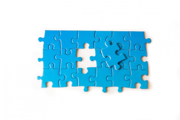 Pièces de puzzle bleu sur fond blanc