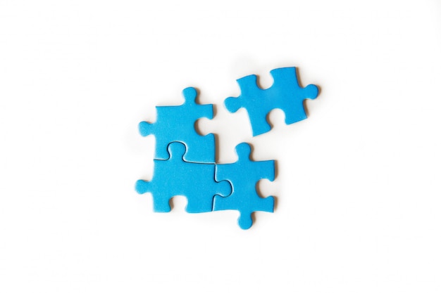 Pièces de puzzle bleu sur fond blanc