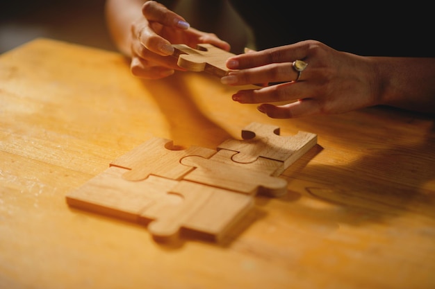 Pièces de puzzle en bois, blocs de construction d'unité et travail d'équipe, connexion et communication