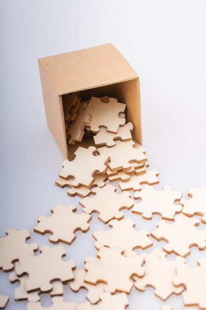 Pièces de puzzle hors de la boîte comme concept de solution de problème