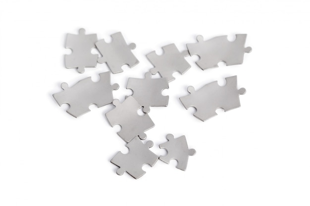 Pièces de puzzle en métal isolés sur blanc