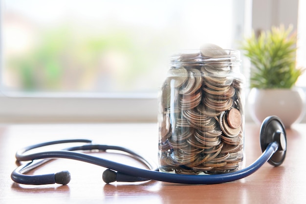 Photo les pièces sont stockées dans un bocal en verre pour accumuler des finances