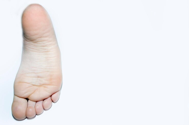 Photo le pied d'un adolescent d'années sur fond blanc