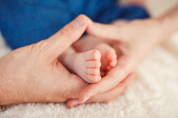 Pied de bébé dans les mains de la mère