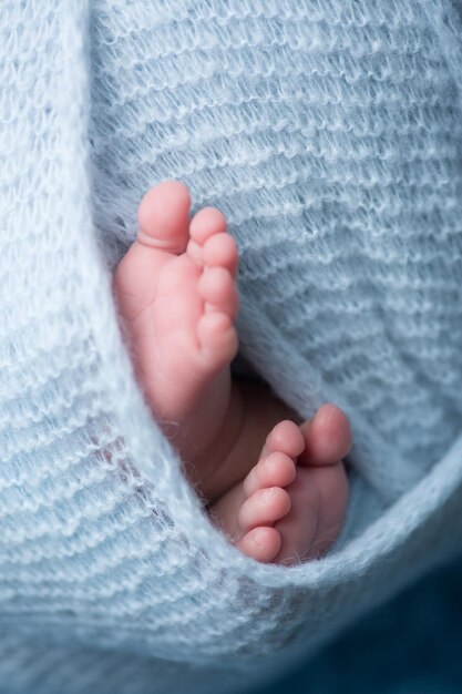 Photo le pied d'un bébé est enveloppé dans un pull tricoté