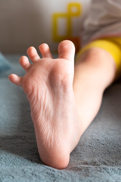 Photo un pied de bébé avec des orteils uniques