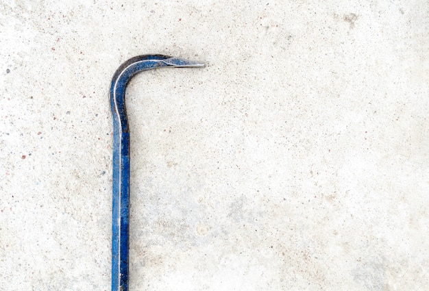 Pied de biche en métal sur un sol en béton