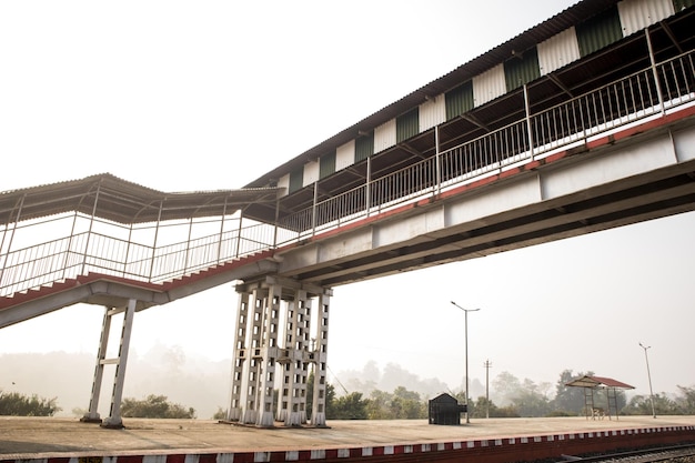 Un pied de chemin de fer sur le pont dans une gare le matin.