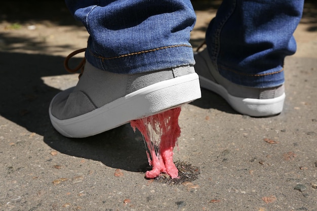 Pied coincé dans un chewing-gum dans la rue