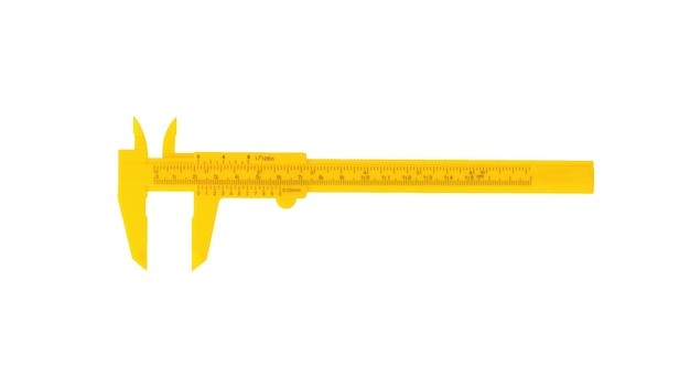 Pied à coulisse en plastique jaune isolé sur fond blanc Un outil pour une mesure précise des dimensions