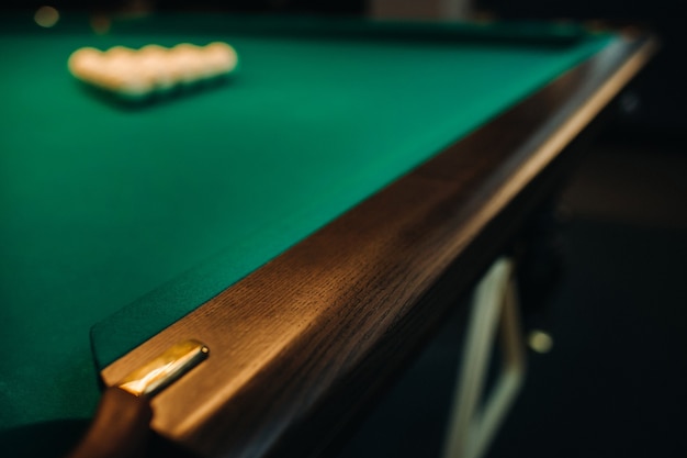 Le pied décoratif en chêne d'une table de billard a l'air cher.