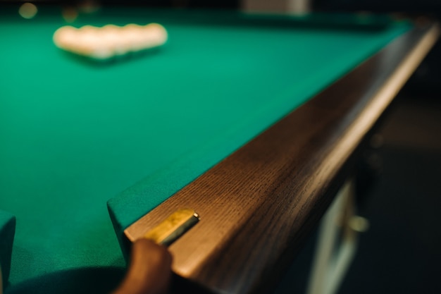 Le pied décoratif en chêne d'une table de billard a l'air cher.