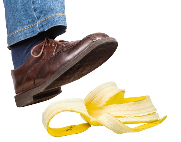 Pied droit en jean et chaussons sur peau de banane