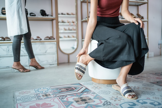 Pied de femme ajusté sur une chaussure