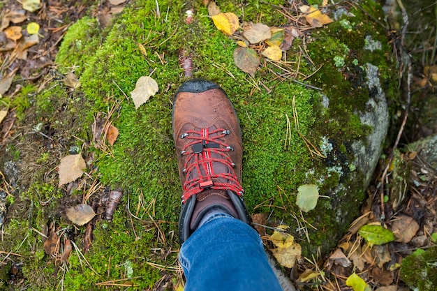 Pied de femme en bottes de trekking