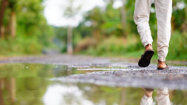 Pied d'homme sur l'image de la rue