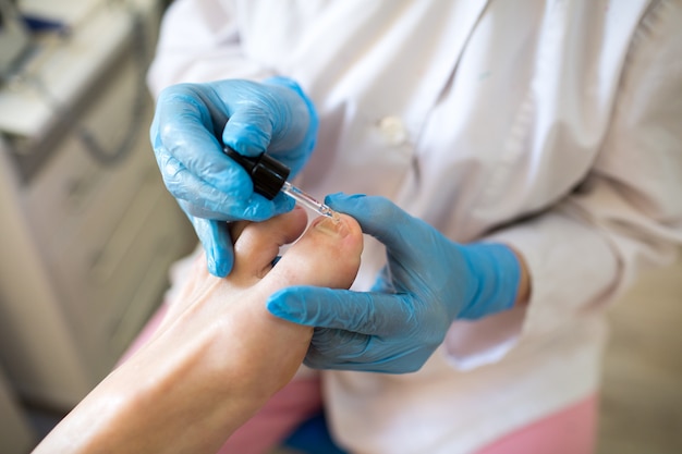 Pied de pédicure dans un salon de beauté moderne