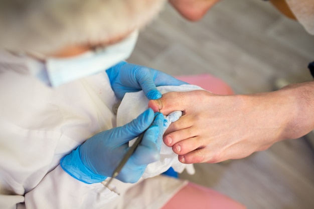 Pied de pédicure dans un salon de beauté moderne