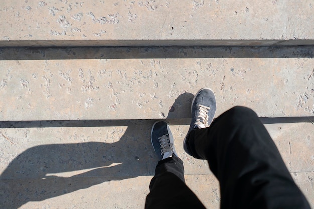 Le pied d'une personne faisant un pas dans l'escalier