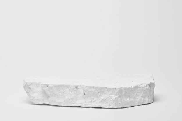 Photo piédestal en pierre plate bannière de modèle blanc arrière-plan concept de minimalisme scène de présentation de produit d'affichage de podium vide.